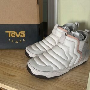 Teva ultra comf boots